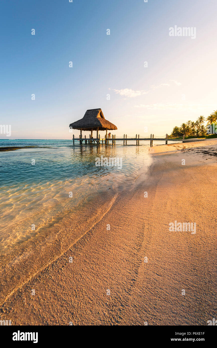 Playa Blanca, Punta Cana, Repubblica Dominicana, Mar dei Caraibi. Capanna con il tetto di paglia sulla spiaggia. Foto Stock