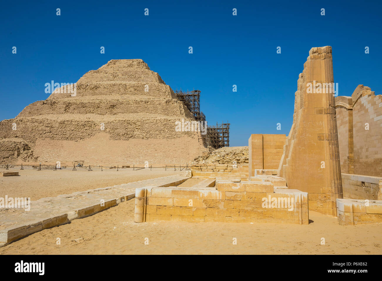 Passo piramide di Djoser (la più antica piramide in Egitto, 2600bc), Saqqara, Nr Il Cairo, Egitto Foto Stock