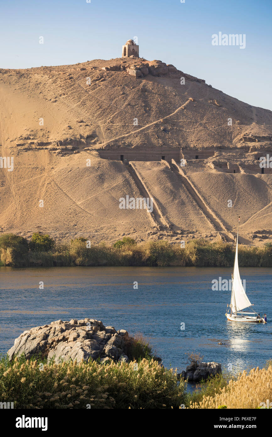 Egitto Alto Egitto, Aswan, Isola Elefantina, vista del fiume Nilo e tombe dei nobili sulla sponda ovest dai giardini del Movenpick Resort Foto Stock