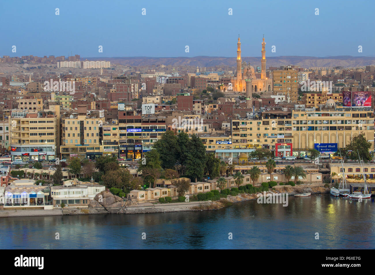 Egitto Alto Egitto, Aswan, vista di Aswan e Fiume Nilo Foto Stock