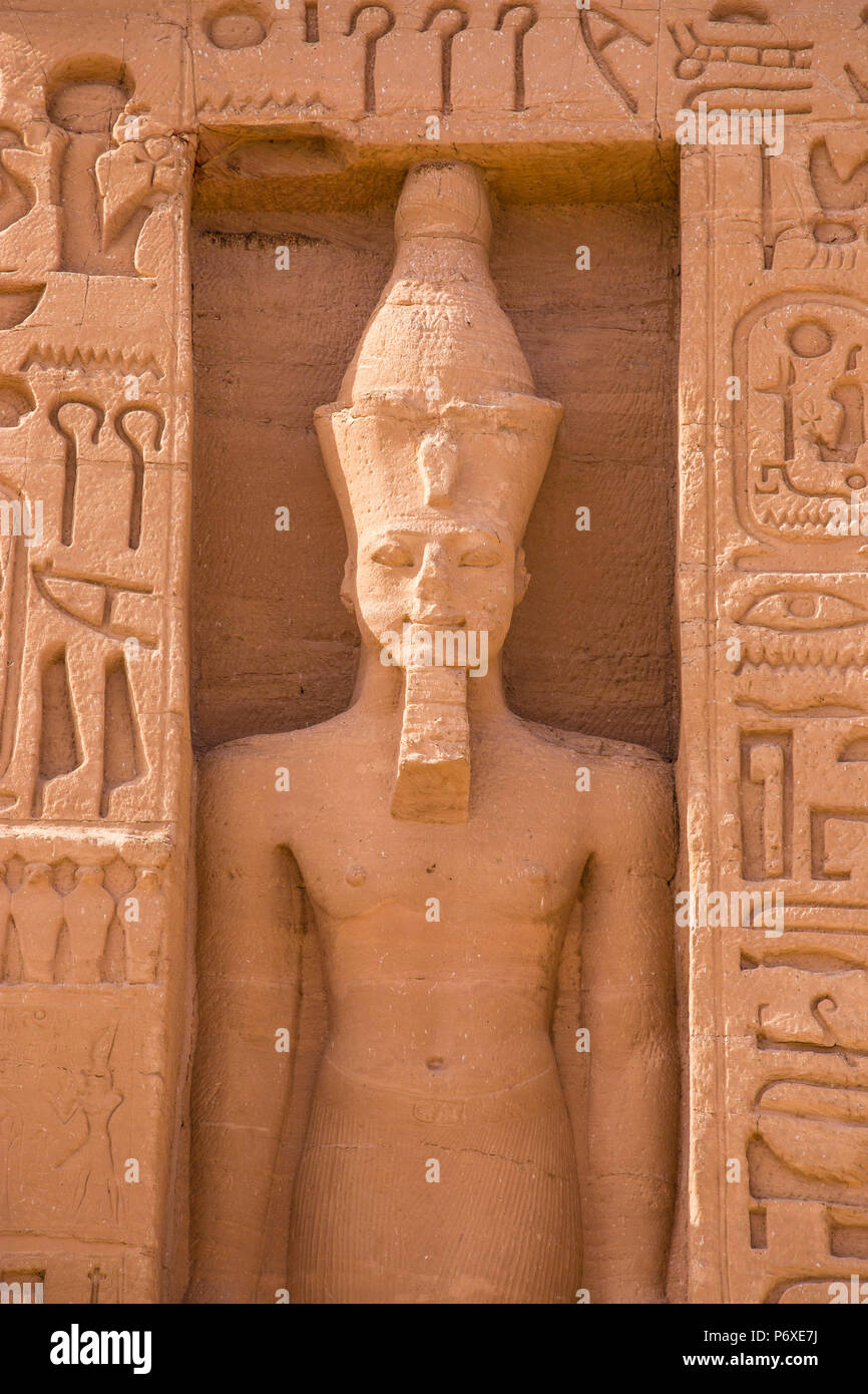 Egitto, Abu Simbel, il piccolo tempio - noto come tempio di Hathor - dedicato a Nefertari per il culto della dea Hathor e ornato con statue del re e della regina Foto Stock