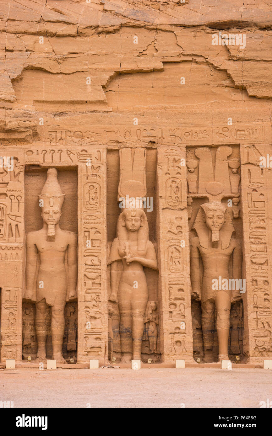 Egitto, Abu Simbel, il piccolo tempio - noto come tempio di Hathor - dedicato a Nefertari per il culto della dea Hathor e ornato con statue del re e della regina Foto Stock