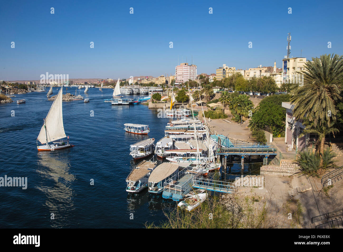 Egitto Alto Egitto, Aswan, vista di Aswan e Fiume Nilo Foto Stock