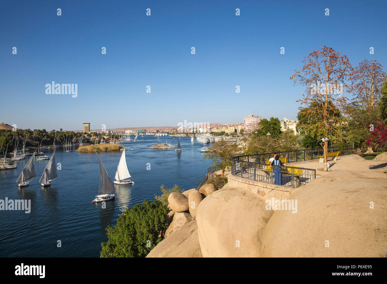 Egitto Alto Egitto, Aswan, vista del giardino Fryal e Fiume Nilo Foto Stock