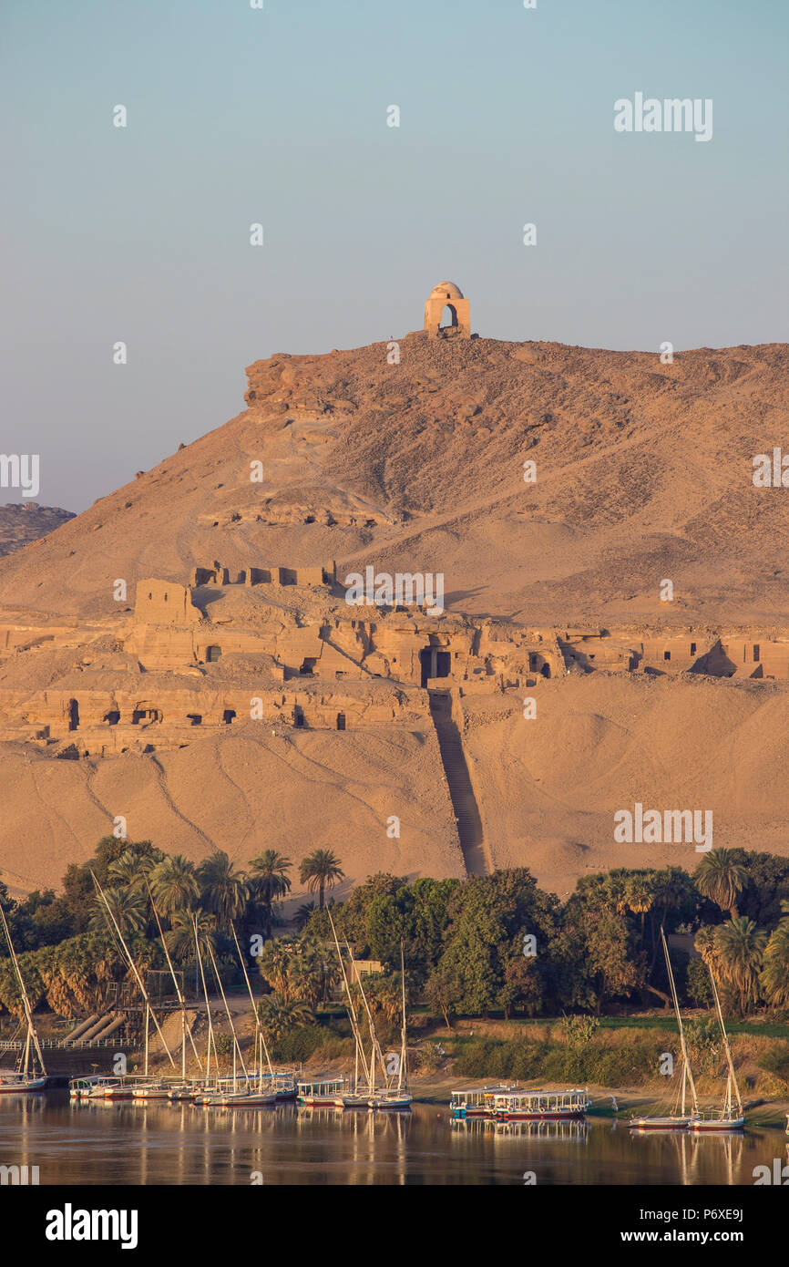 Egitto Alto Egitto, Aswan, Isola Elefantina, vista del fiume Nilo e tombe dei nobili in Cisgiordania Foto Stock