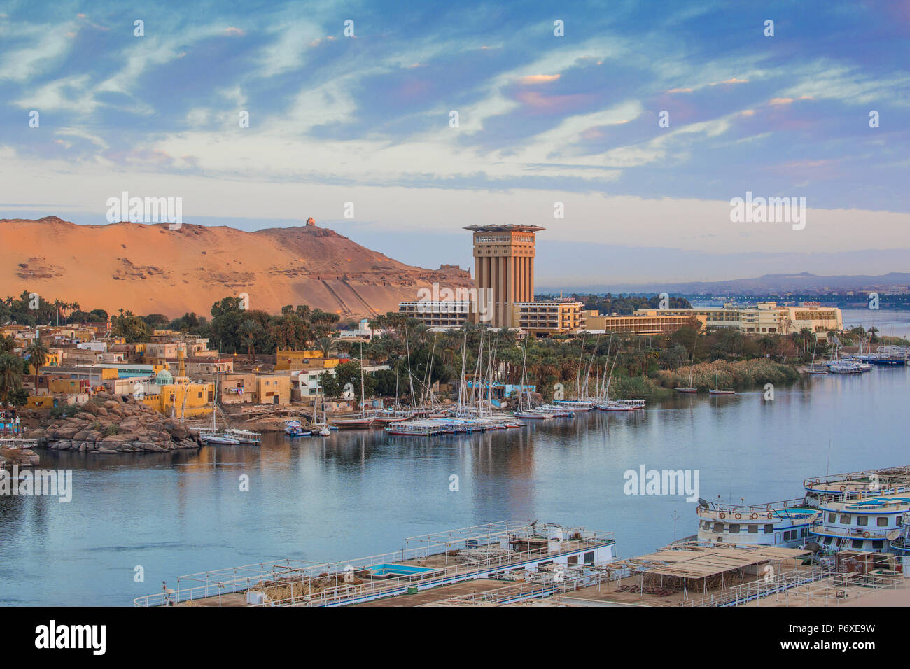 Egitto Alto Egitto, Aswan, vista del Fiume Nilo guardando verso il Movenpick Resort e tombe dei nobili Foto Stock