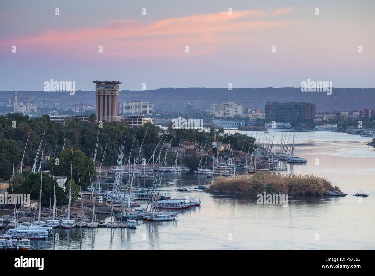 Egitto Alto Egitto, Aswan, vista del Movenpick Resort e sul fiume Nilo Foto Stock