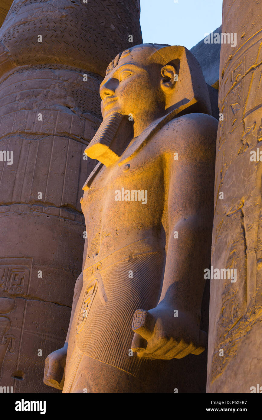 Egitto Luxor Tempio di Luxor, la prima corte, statue di Ramesse II Foto Stock
