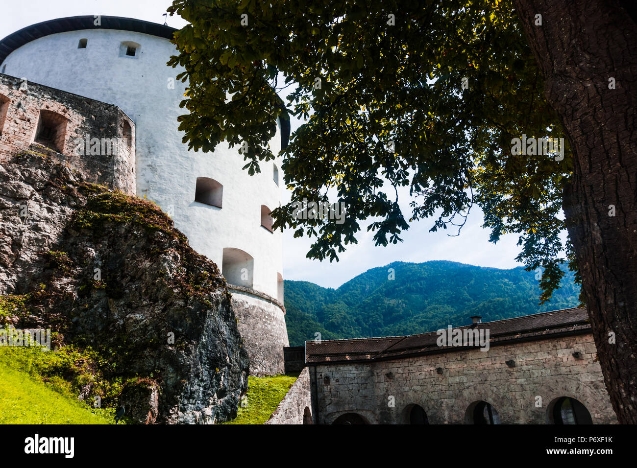 Il girone principale torre della Fortezza di Kufstein in Austria da sotto un albero nel cortile. Foto Stock