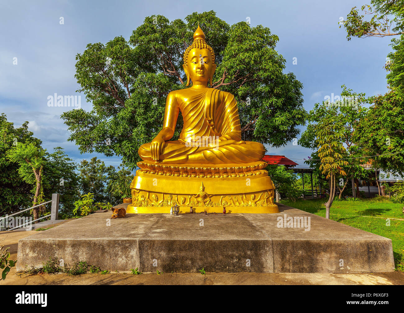 Golden statua del Buddha in Khao Chedi tempio su Koh Samui in Thailandia. Foto Stock