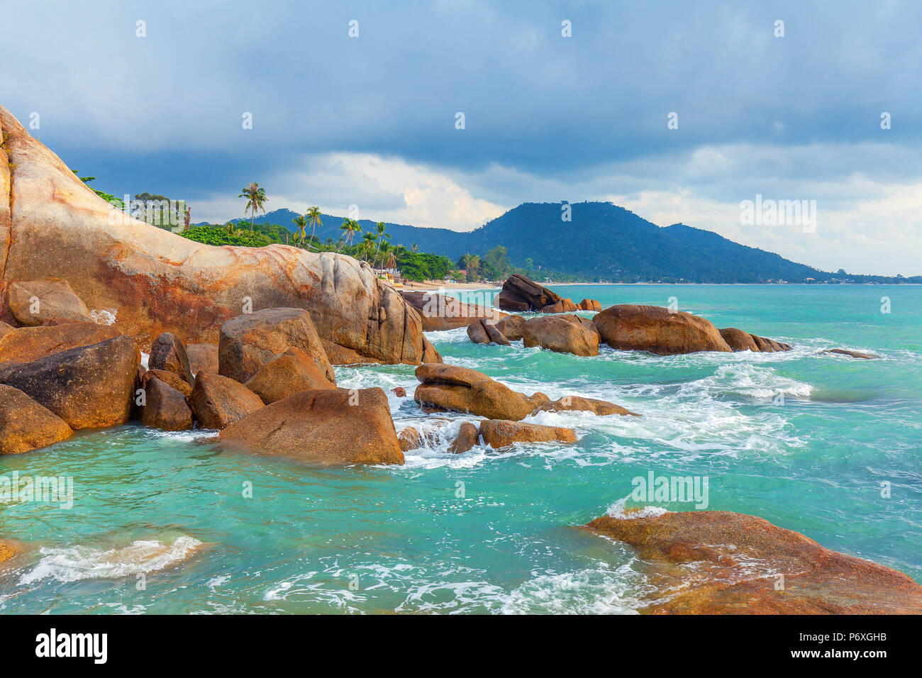 Azzurro mare e le rocce rosse dell'isola di Koh Samui in Thailandia. Foto Stock