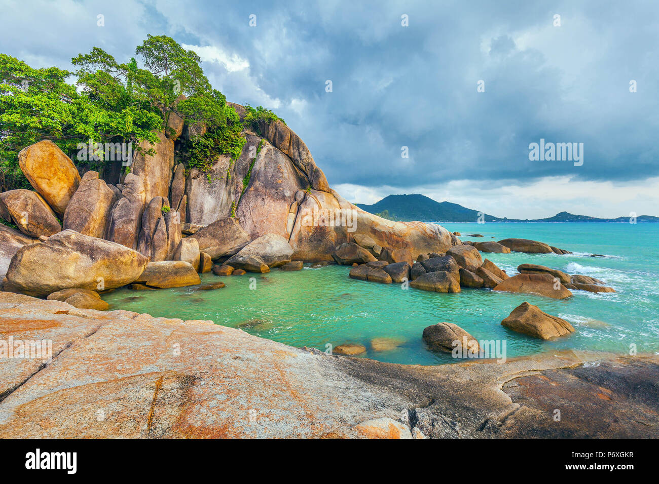 Spiaggia rocciosa Hin Ta e Hin Yai, su Koh Samui in Thailandia. Foto Stock