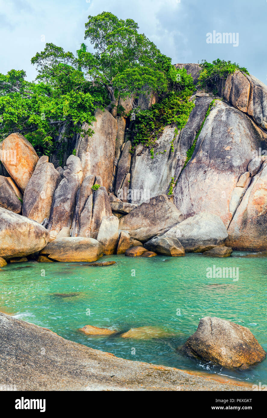 Spiaggia rocciosa Hin Ta e Hin Yai, su Koh Samui in Thailandia. Foto Stock