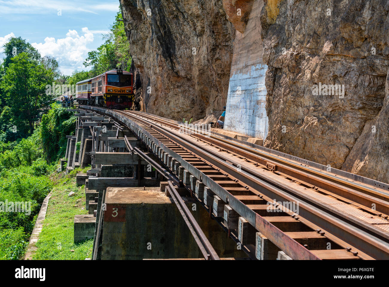 Kanchanaburi, Tailandia - 13 Maggio 2018: Vintage motore diesel in treno il trasporto di turisti e in esecuzione al di fuori della stazione sulla storica ferrovia in Kanchanabur Foto Stock