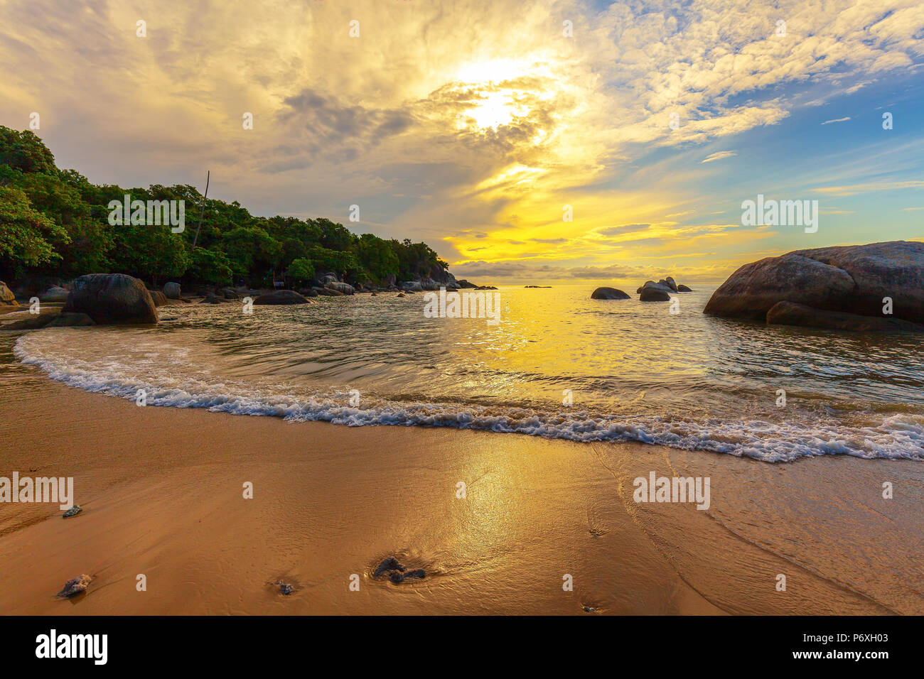 Sunrise in Hua Thanon Beach. Isola di Samui in Thailandia. Foto Stock