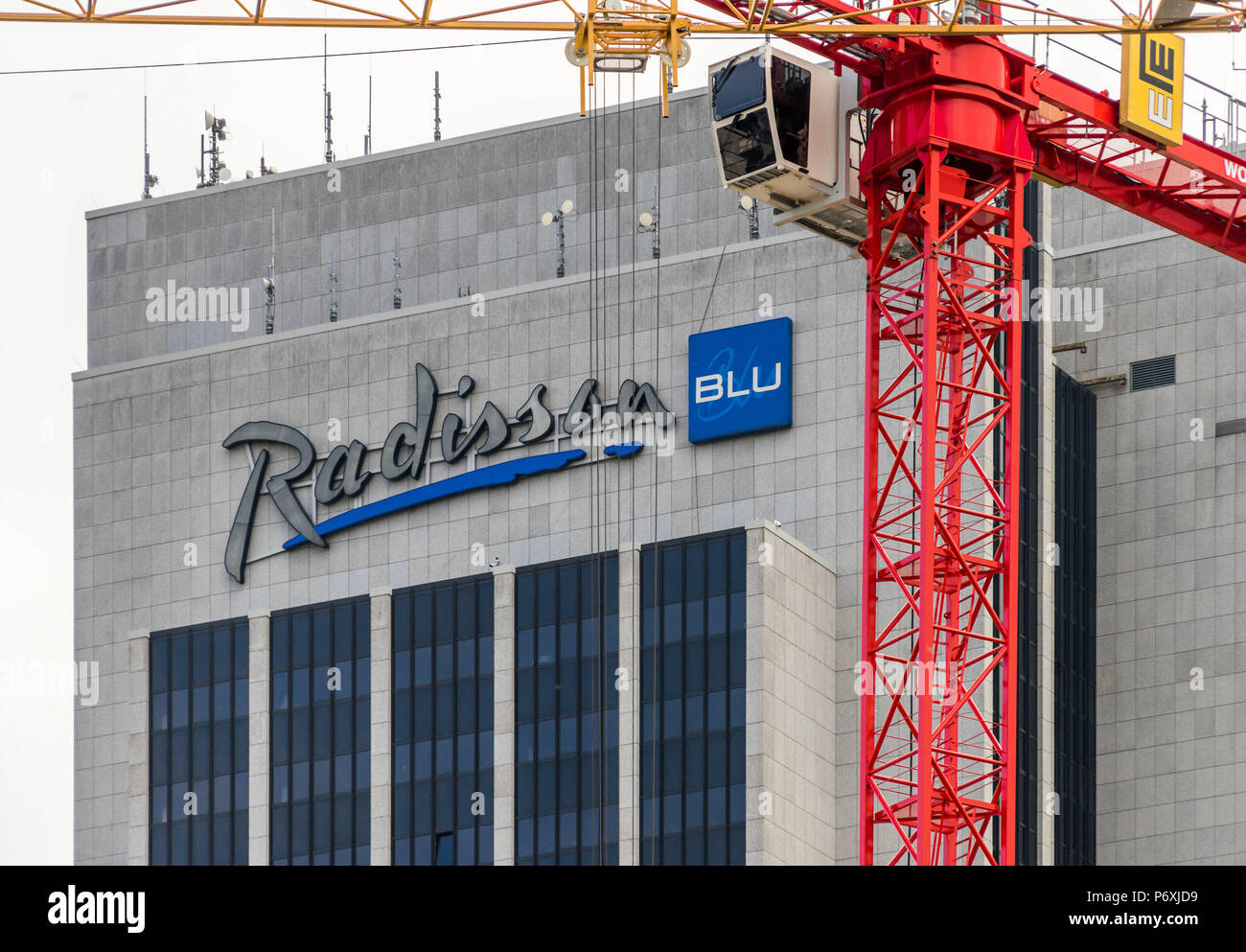 Edificio principale del Radisson Blu Hotel di Amburgo vicino al CCH con una gru di costruzione di un sito in costruzione in primo piano Foto Stock