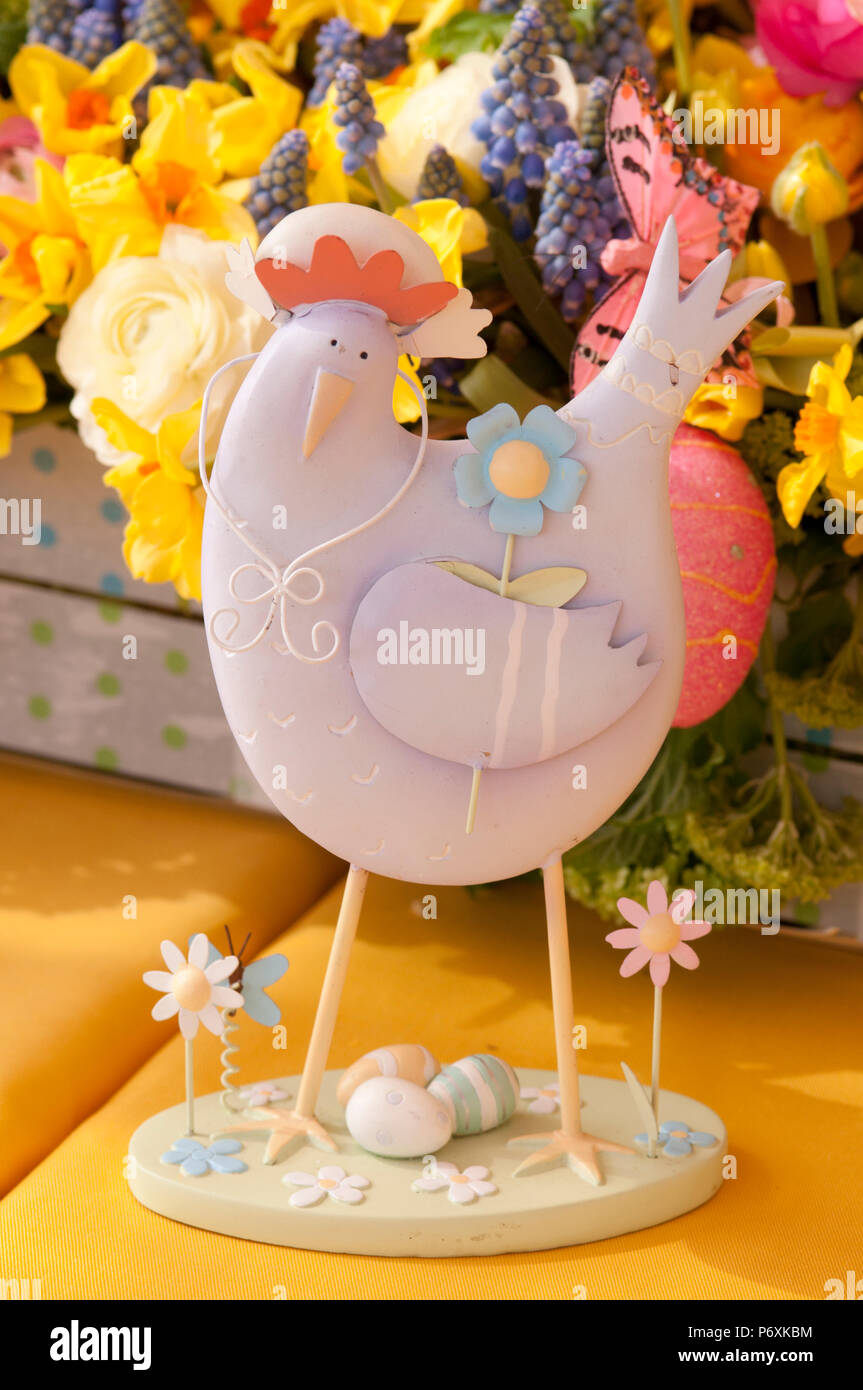 Bellissimi fiori di primavera in un cestello con decorazioni di Pasqua Foto Stock