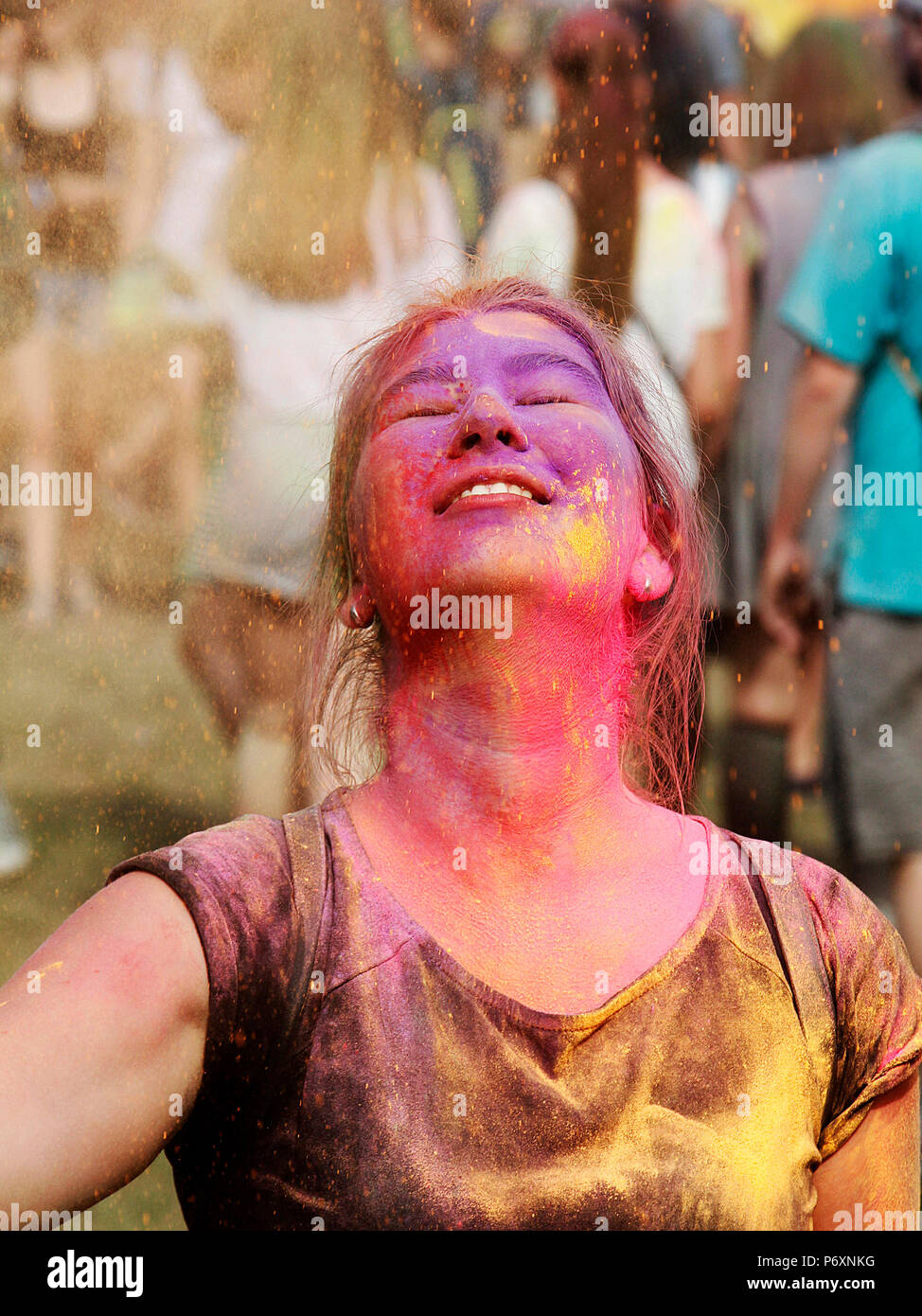 Ragazza al Festival di colore, Cracovia in Polonia Foto Stock