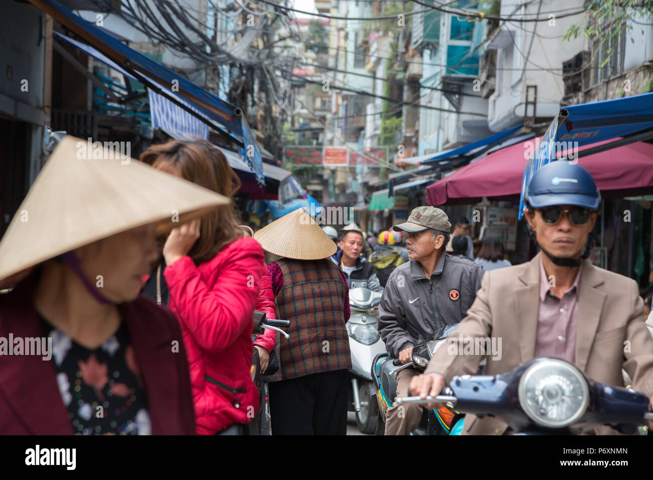 La folla in una strada trafficata di Hanoi , Vietnam Foto Stock