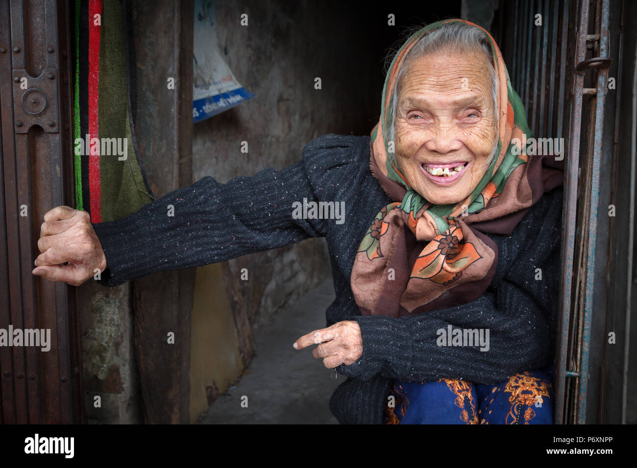Donna sorridente ad Hanoi , Vietnam Foto Stock
