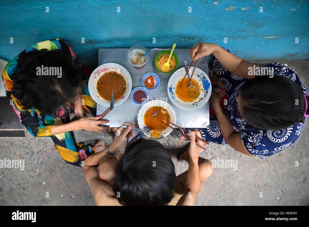 La gente mangia la tradizione a base di noodle soup chiamato 'pho' a Saigon, Vietnam Foto Stock