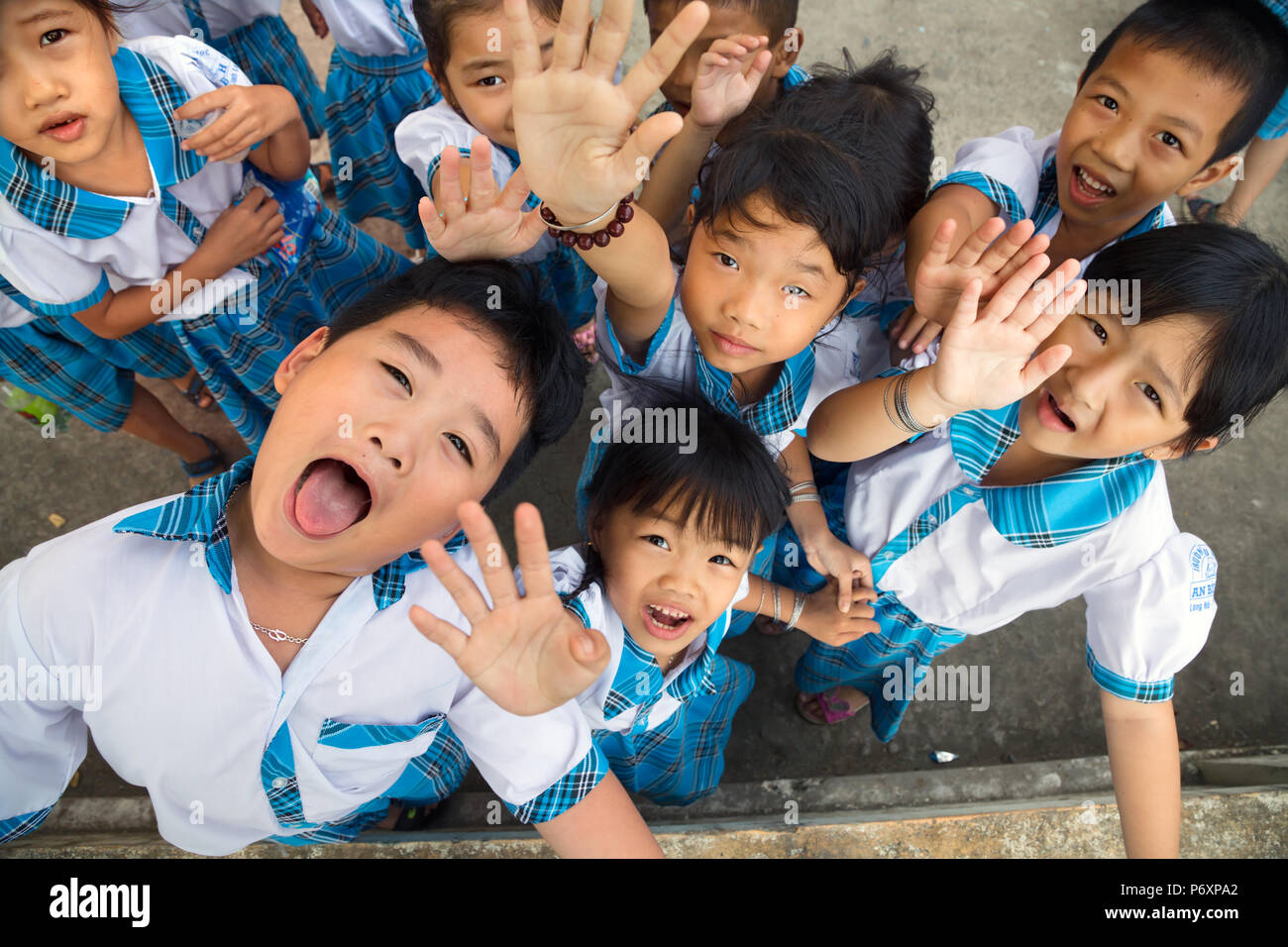 I bambini con uniformità di impazzire dopo la scuola su un isola di Binh,Vietnam Foto Stock