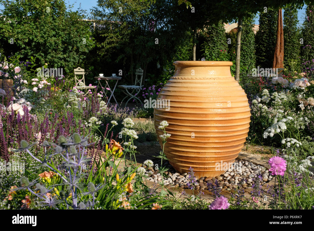 RHS Hampton Court Palace Flower Show, 2018. Il meglio di entrambi i mondi giardino. Designer, Rosmarino Coldstream Foto Stock