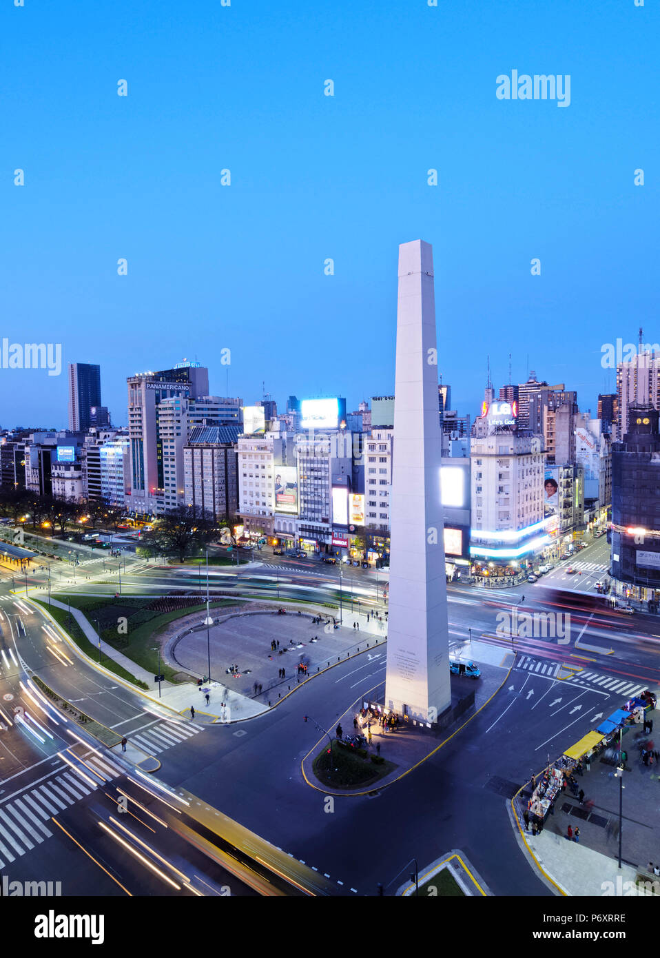 Argentina, Provincia di Buenos Aires, la città di Buenos Aires, crepuscolo vista di 9 de Julio, Plaza de la Republica e Obelisco de Buenos Aires. Foto Stock