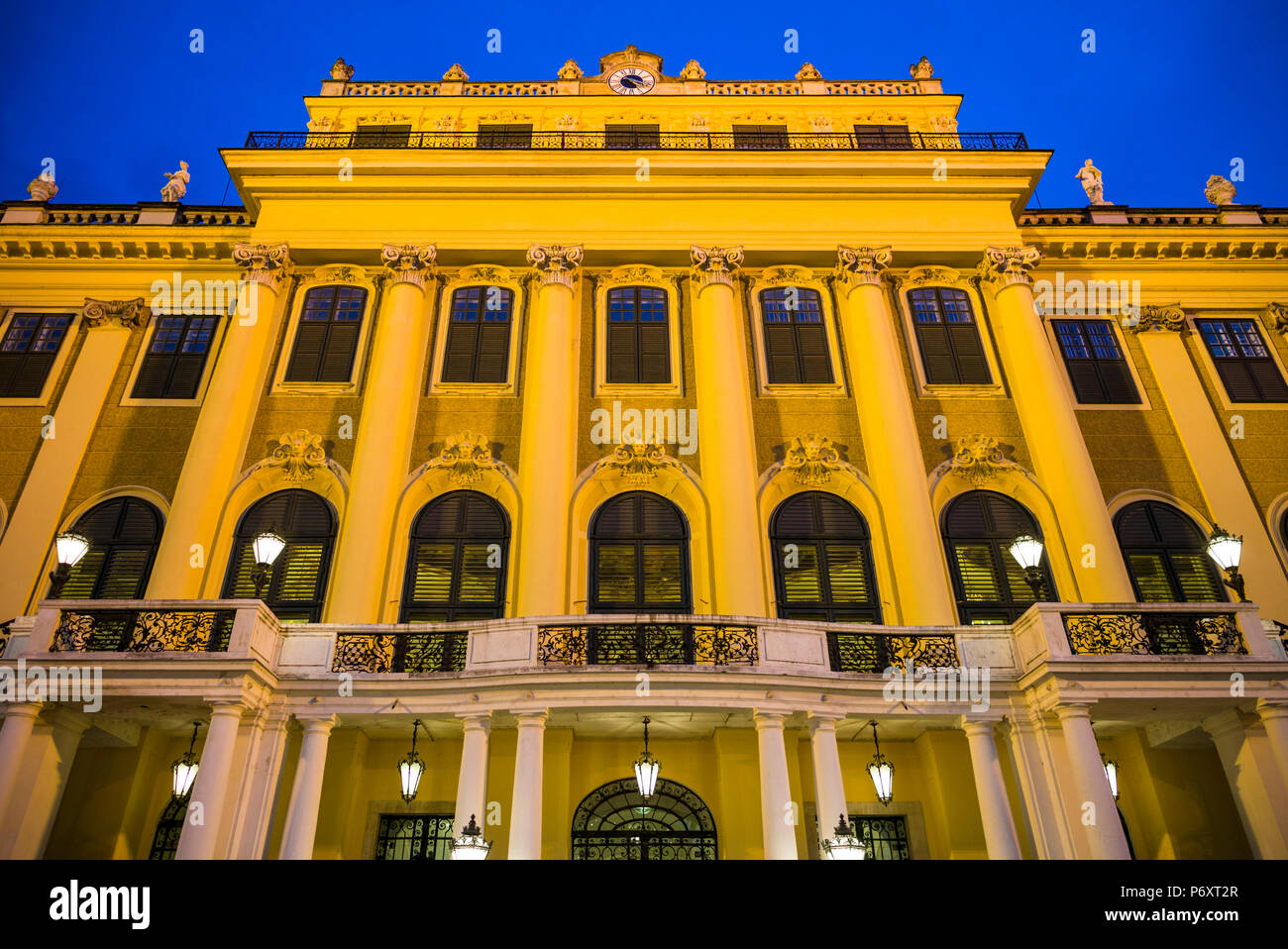 Austria, Vienna, al Palazzo di Schonbrunn esterno, inverno, sera Foto Stock