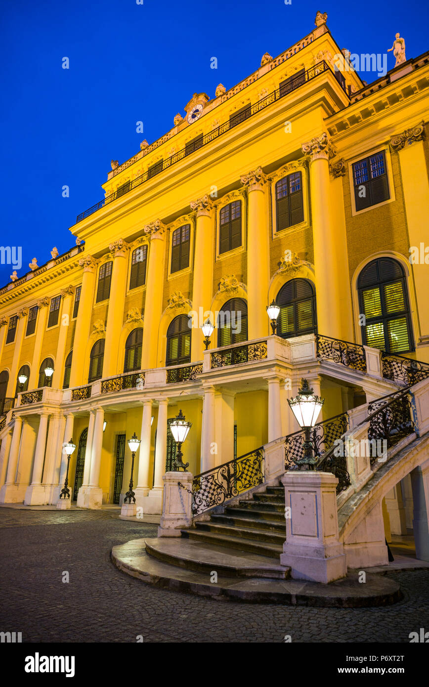 Austria, Vienna, al Palazzo di Schonbrunn esterno, inverno, sera Foto Stock