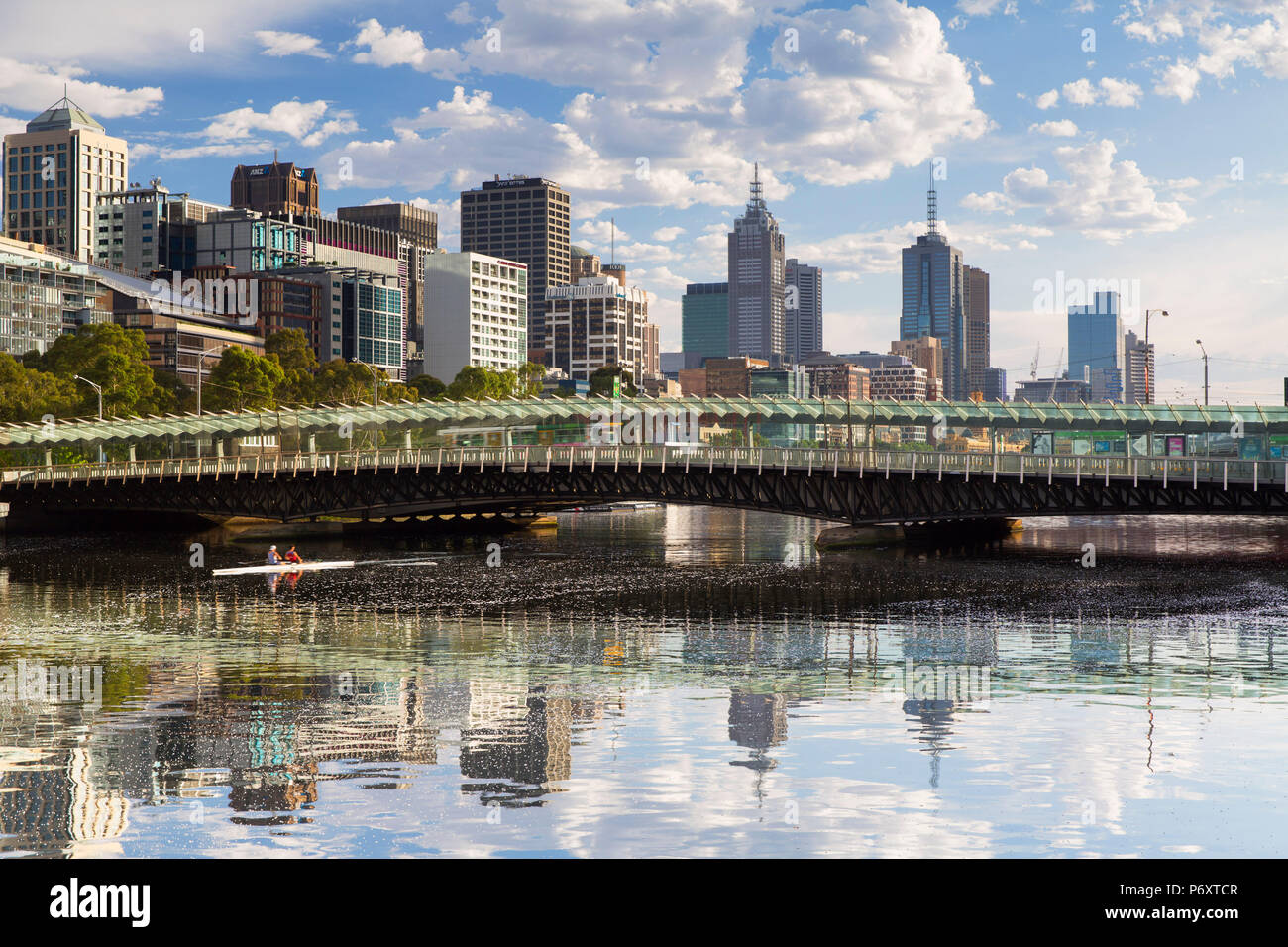 Skyline lungo il fiume Yarra, Melbourne, Victoria, Australia Foto Stock