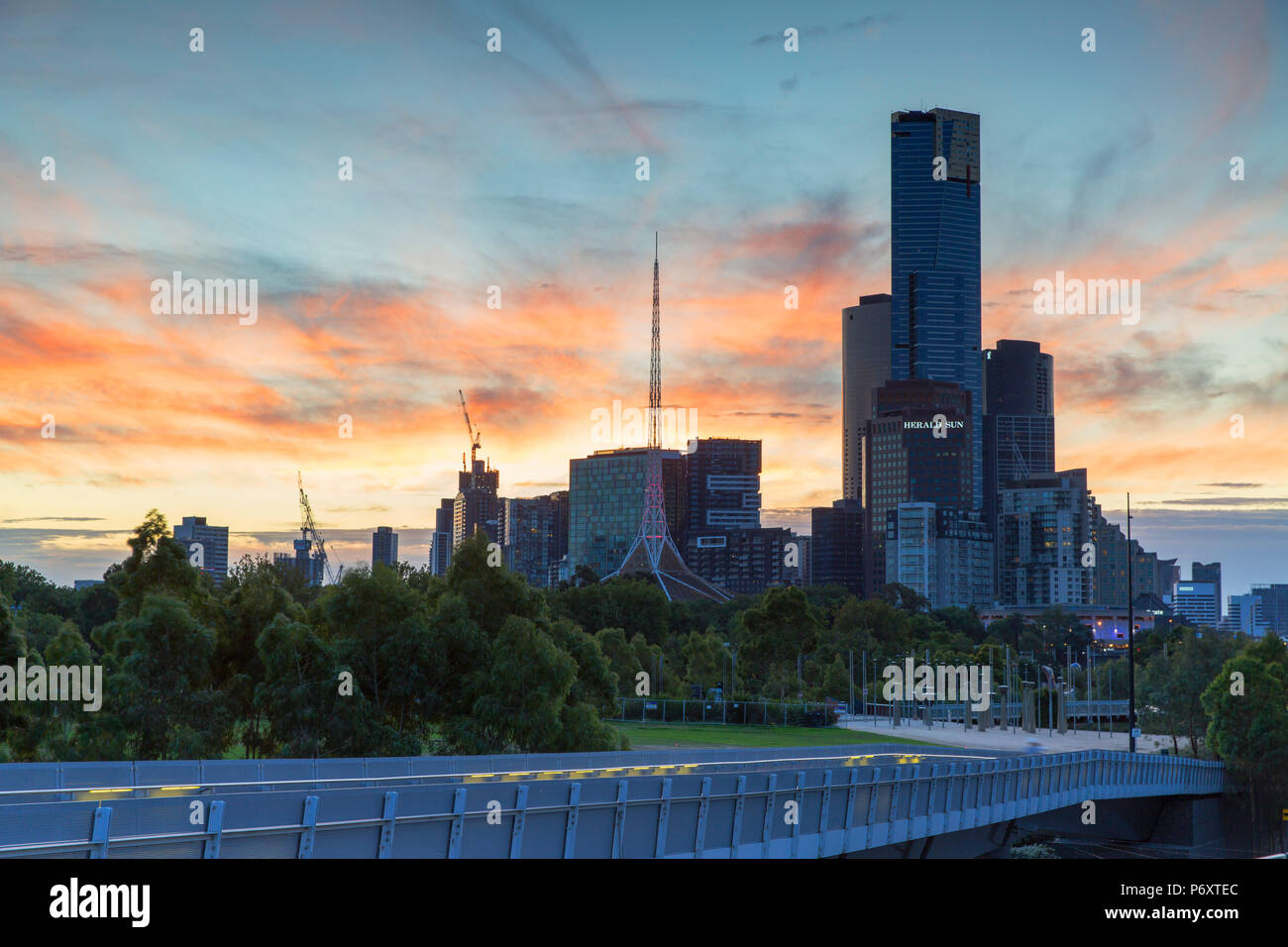 Eureka Tower e lo skyline al tramonto, Melbourne, Victoria, Australia Foto Stock