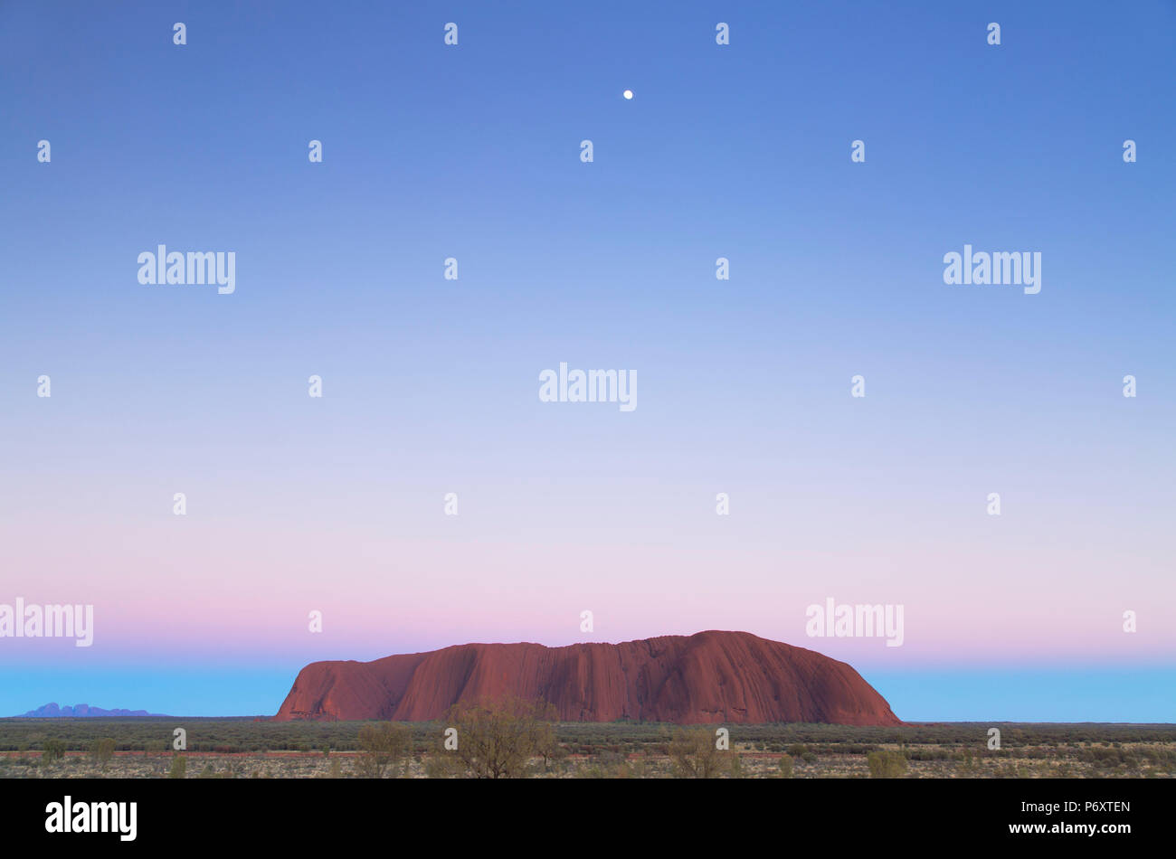 Uluru (Patrimonio Mondiale dell'UNESCO) all'alba, Uluru-Kata Tjuta National Park, il Territorio del Nord, l'Australia Foto Stock