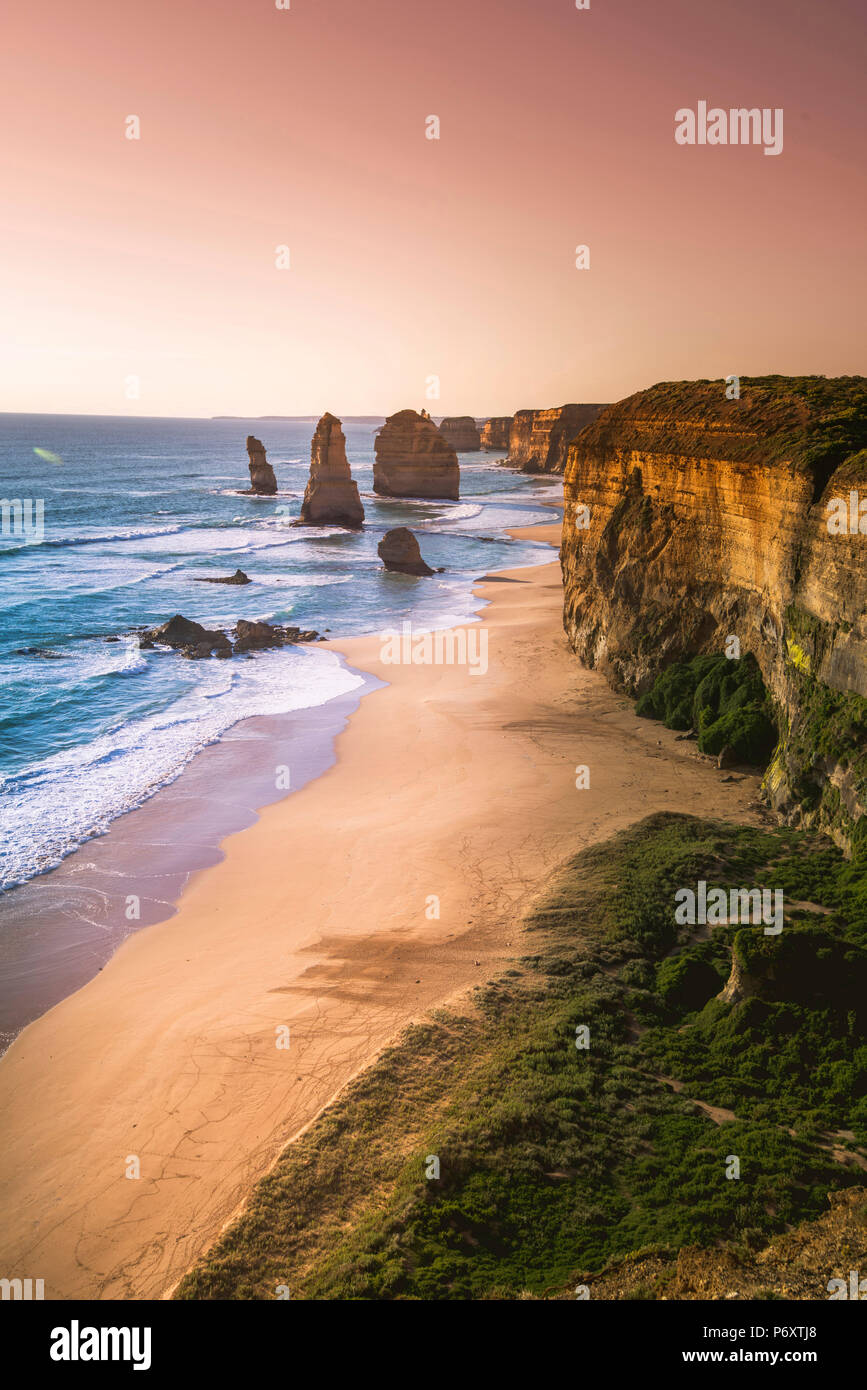 I dodici apostoli, il Parco Nazionale di Port Campbell, Victoria, Australia. Le pile di pietra calcarea e della costa al tramonto. Foto Stock