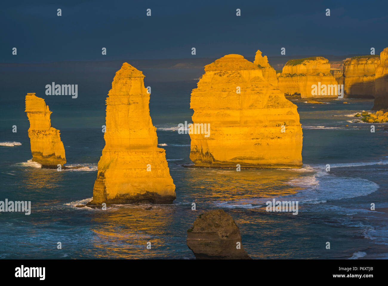 I dodici apostoli, il Parco Nazionale di Port Campbell, Victoria, Australia. Mare di pile di calcare al tramonto. Foto Stock