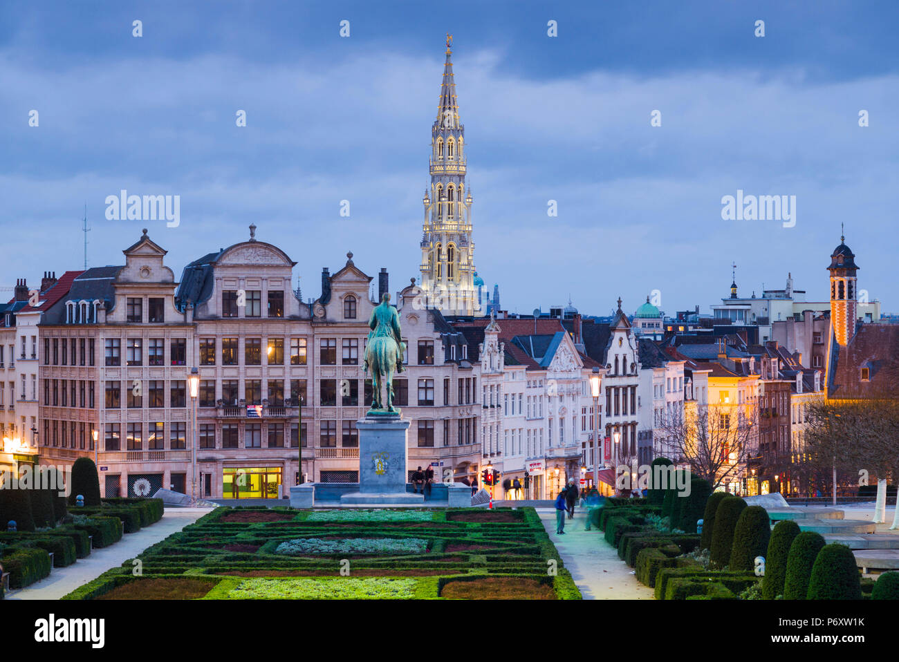 Il Belgio, Bruxelles, Mont des Arts, skyline della città con Hotel de Ville torre, sera Foto Stock