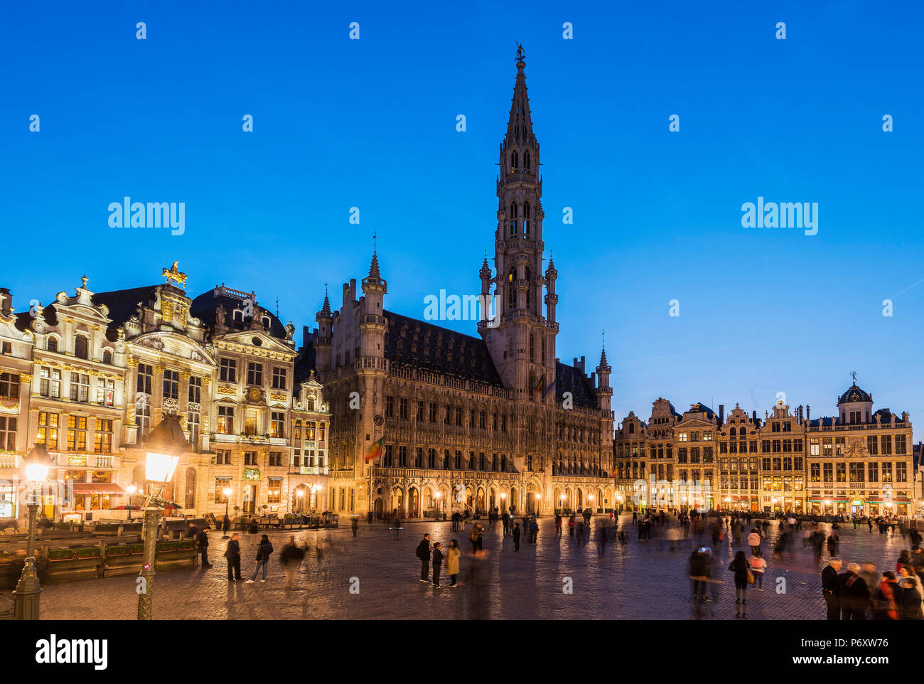 Vista notturna della Grand Place con Hotel de Ville (municipio) edificio, Bruxelles, Belgio Foto Stock