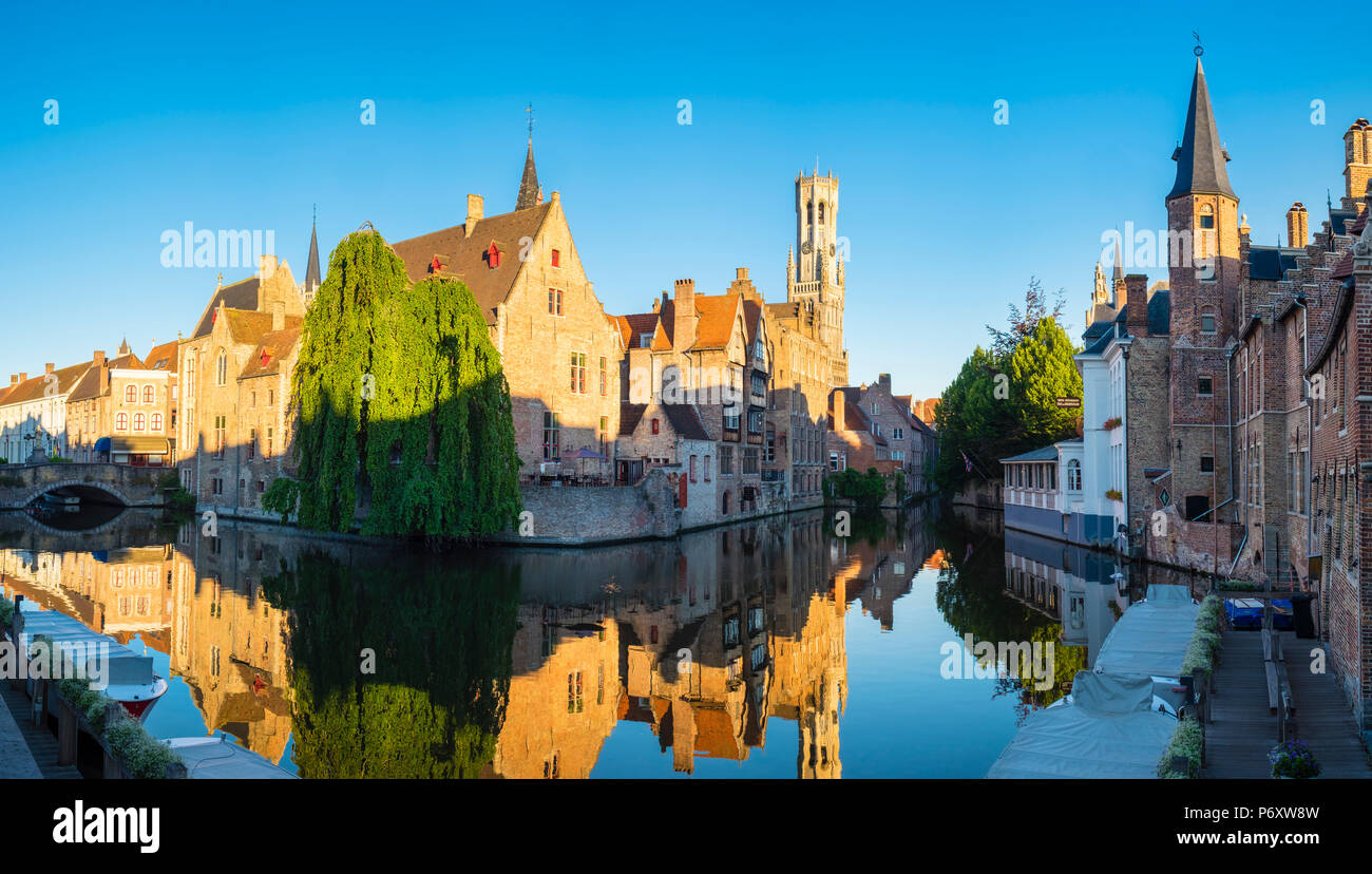 Belgio Fiandre Occidentali (Vlaanderen), Bruges (Brugge). Belfort van Brugge e edifici medievali sulla Dijver canal da Rozenhoedkaai all'alba. Foto Stock