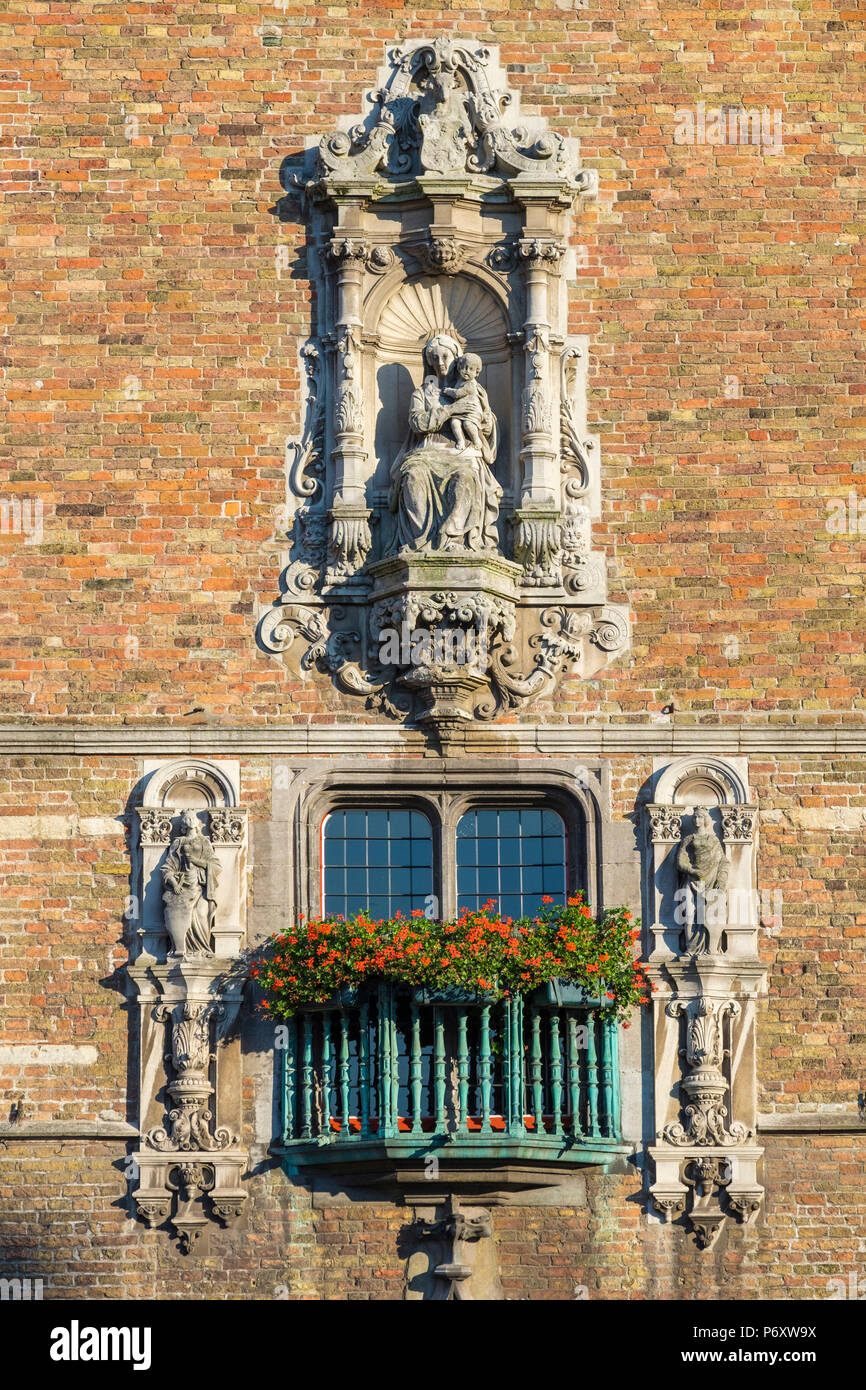 Belgio Fiandre Occidentali (Vlaanderen), Bruges (Brugge). Facciata del XIII secolo Belfort van Brugge campanile. Foto Stock