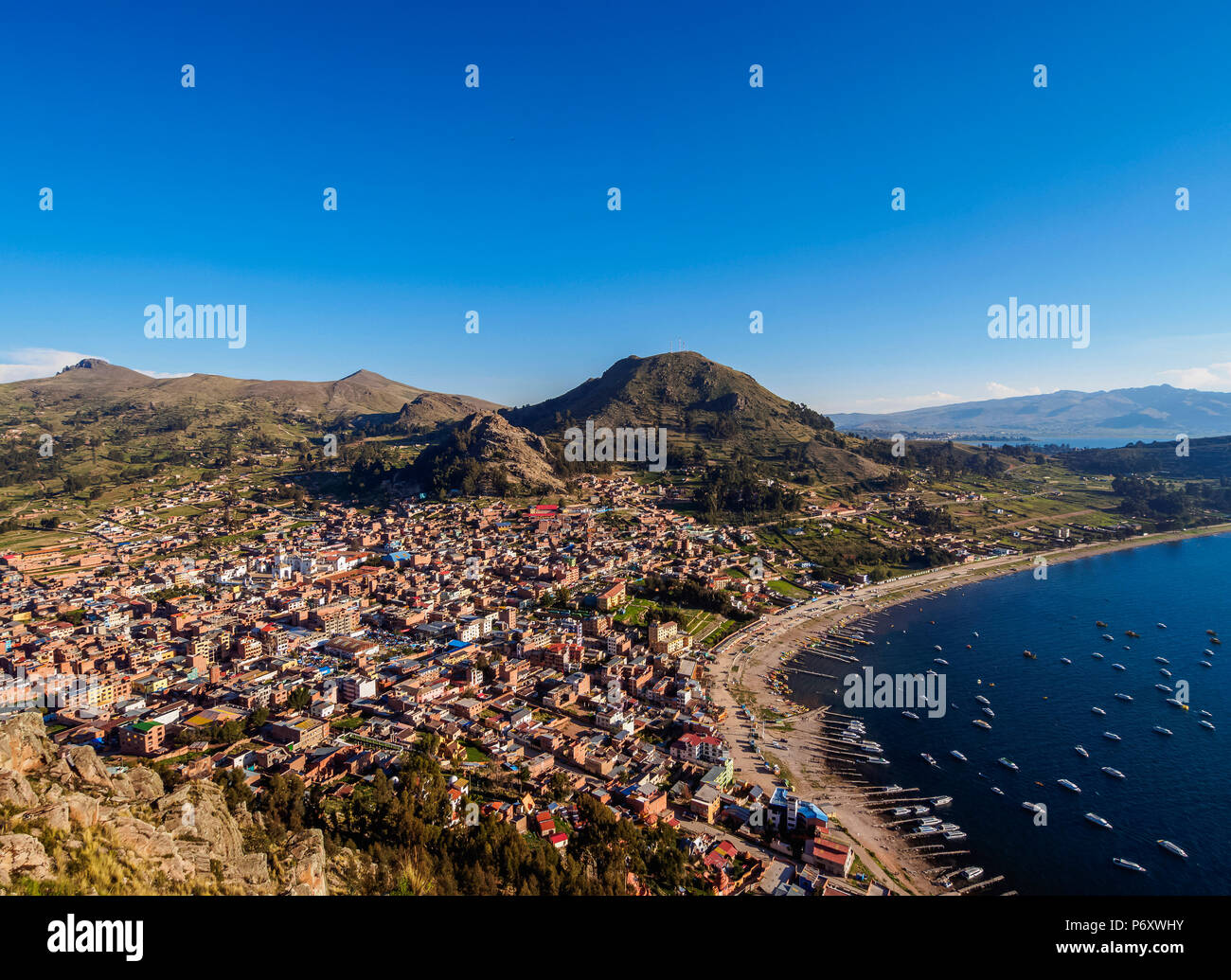 Città di Copacabana e il lago Titicaca, in elevazione, La Paz Dipartimento, Bolivia Foto Stock