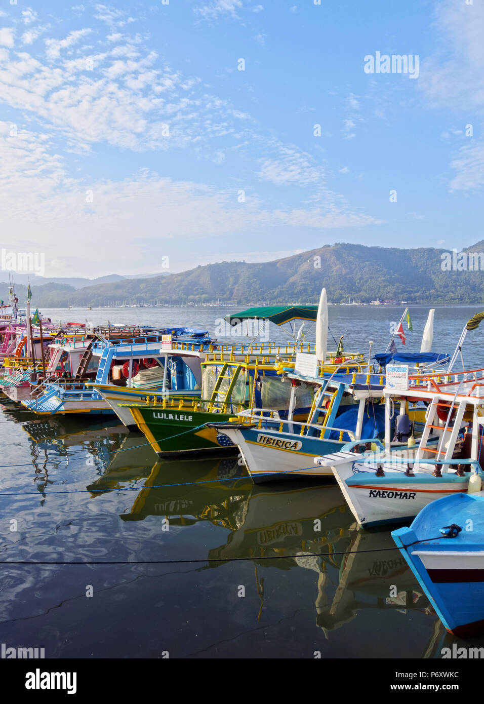 Il Brasile, Stato di Rio de Janeiro, Paraty e vista delle barche colorate nel porto. Foto Stock