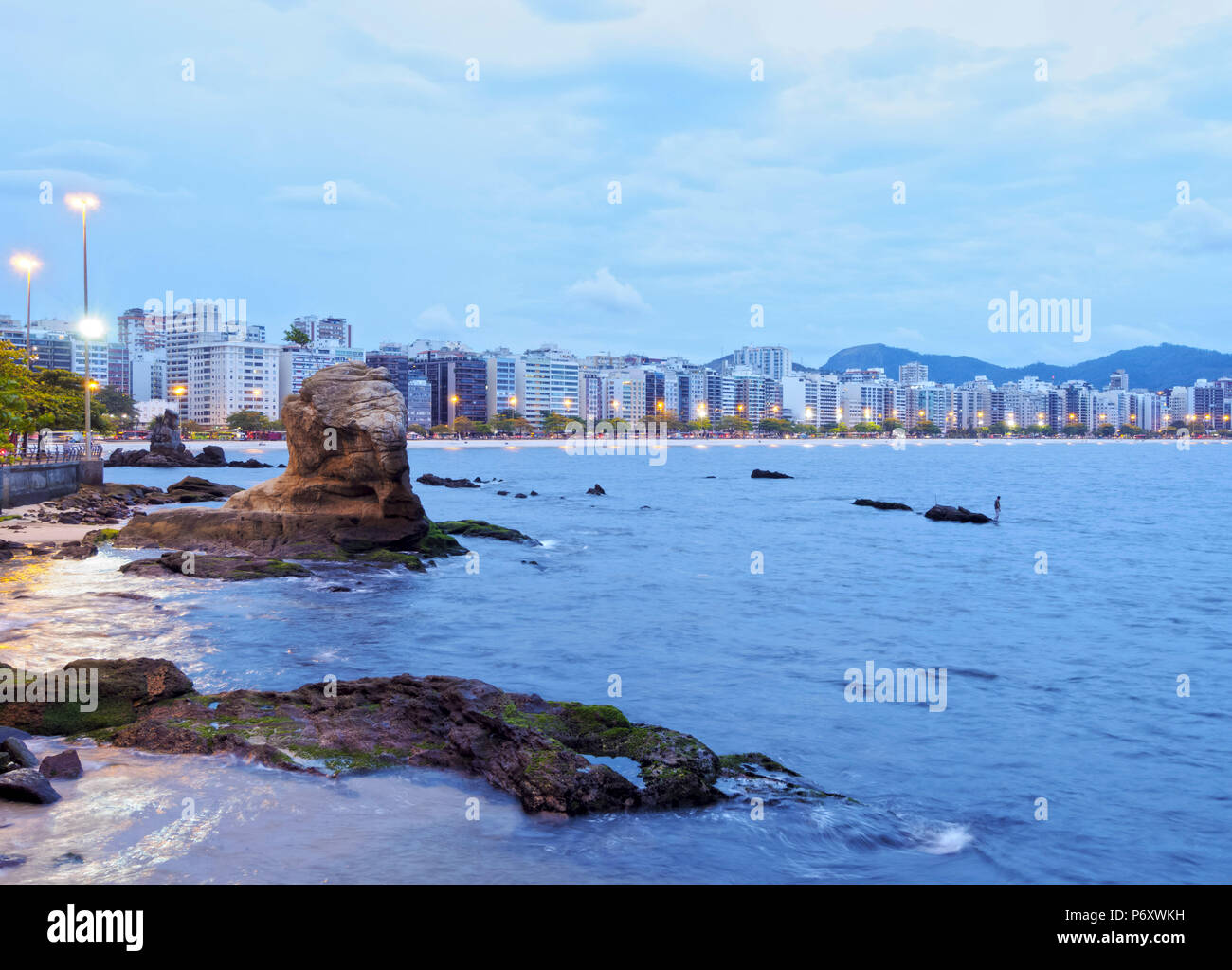 Il Brasile, Stato di Rio de Janeiro, Niteroi, crepuscolo vista verso la spiaggia di Icarai con Skyline di Niteroi. Foto Stock