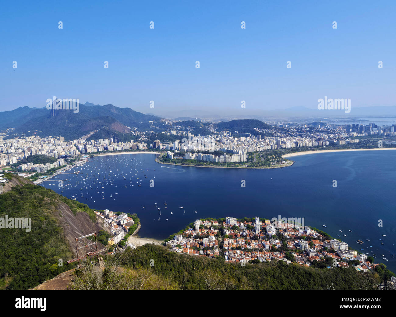 Il Brasile, Stato di Rio de Janeiro, città di Rio de Janeiro, Sugarloaf Mountain, vista di Rio. Foto Stock