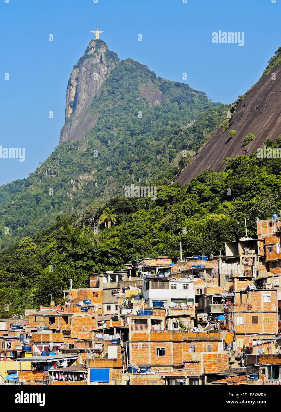 Il Brasile, la città di Rio de Janeiro in vista della Favela di Santa Marta con il Corcovado e la statua di Cristo dietro. Foto Stock