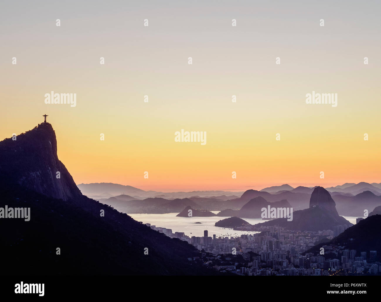 Paesaggio urbano da Vista Chinesa all'alba, Rio de Janeiro, Brasile Foto Stock