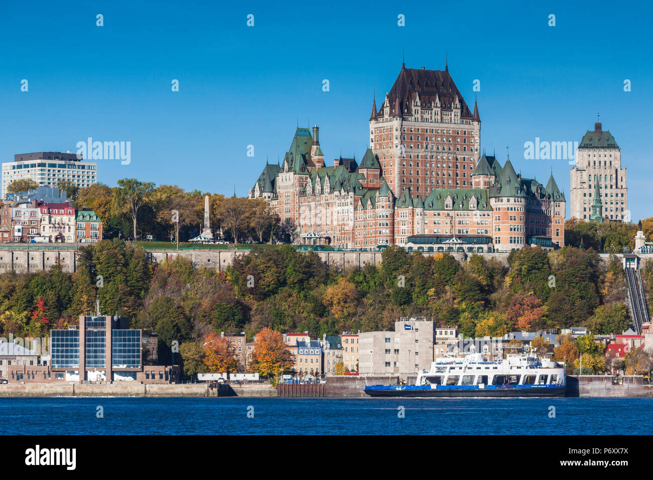 Canada Quebec, Quebec City, Hotel Chateau Frontenac e Levis traghetto sul fiume San Lorenzo Foto Stock