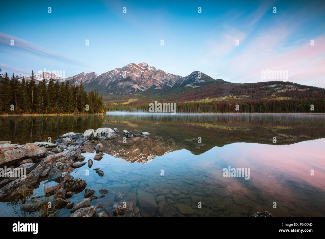 Lago Piramide all'alba, il Parco Nazionale di Jasper, Alberta, Canada Foto Stock