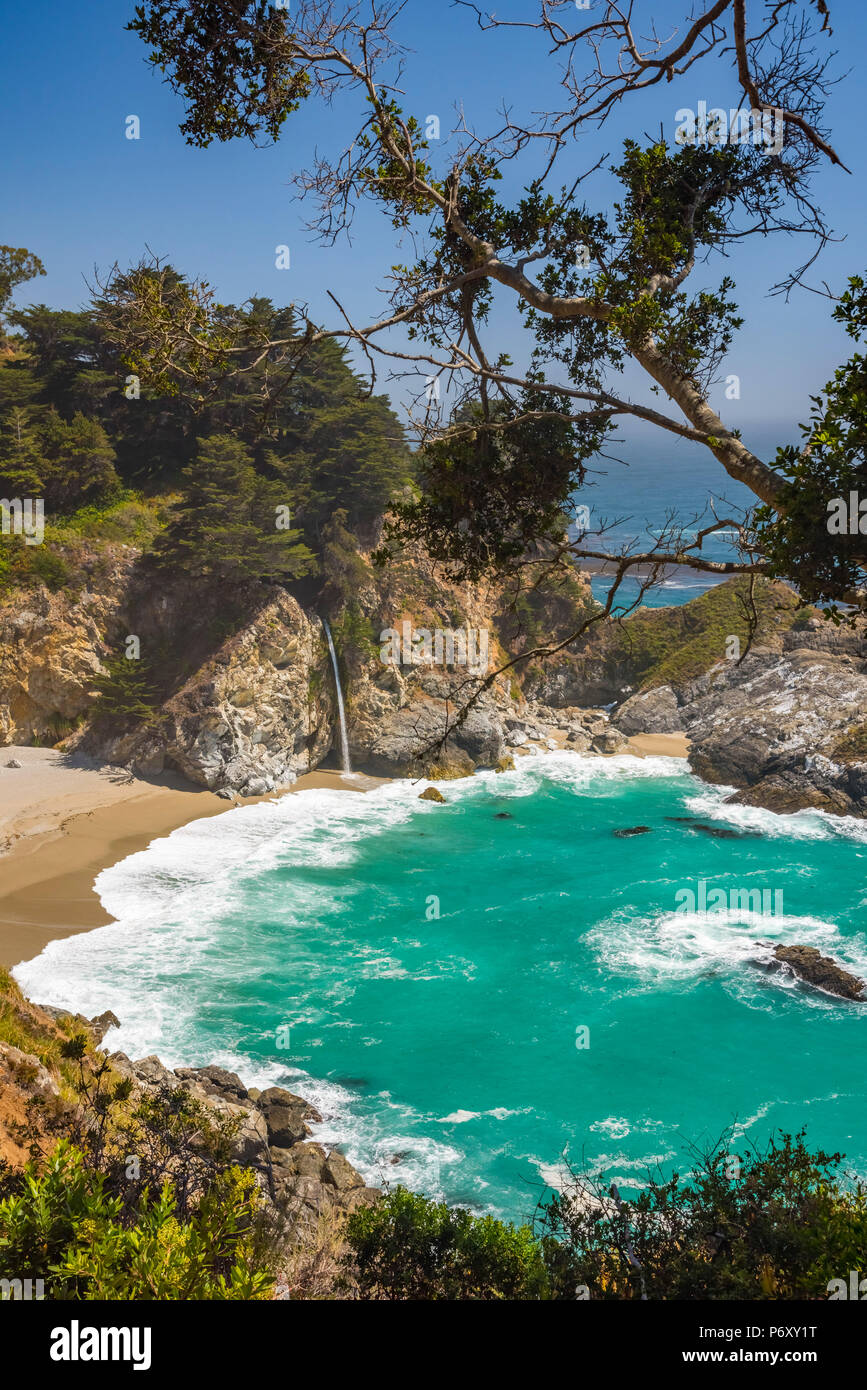 Stati Uniti, California, Big Sur, Pacific Coast Highway (California State Route 1), Julia Pfeiffer Burns State Park, McWay Cove, McWay cade Foto Stock