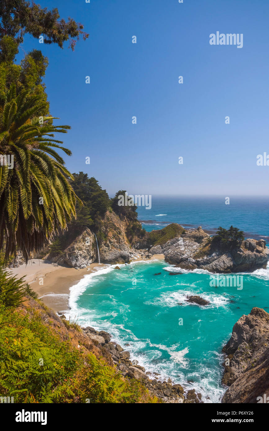 Stati Uniti, California, Big Sur, Pacific Coast Highway (California State Route 1), Julia Pfeiffer Burns State Park, McWay Cove, McWay cade Foto Stock