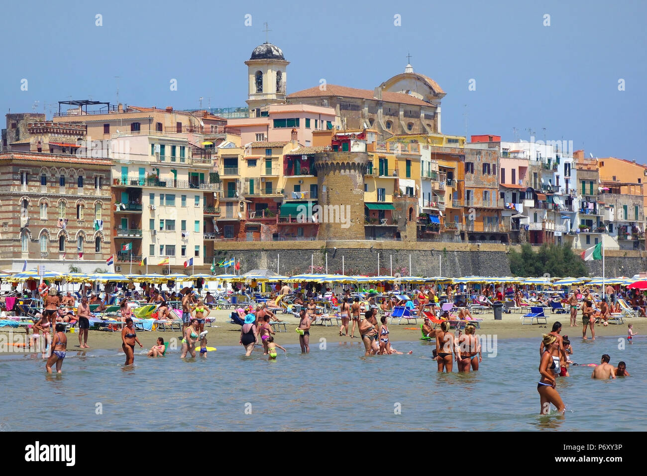 Nettuno, Italia - Agosto 2014: bagnanti divertendosi in mare estate sulla spiaggia Foto Stock